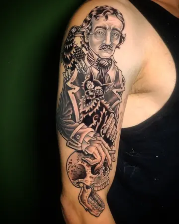 Edgar Allan Poe com corvo, gato preto e caveira, em preto e cinza, no braço.